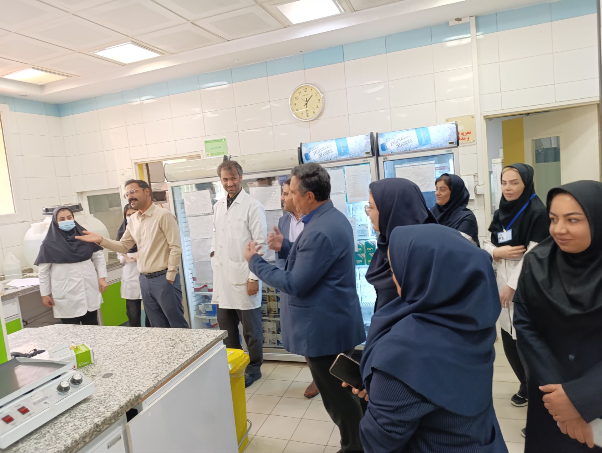 تبریک  روز ولادت حضرت معصومه (س) روز( دختر) به همکاران توسط سرپرست ریاست بیمارستان دکتر کاظمی و مدیریت محترم بیمارستان آقای بالویی