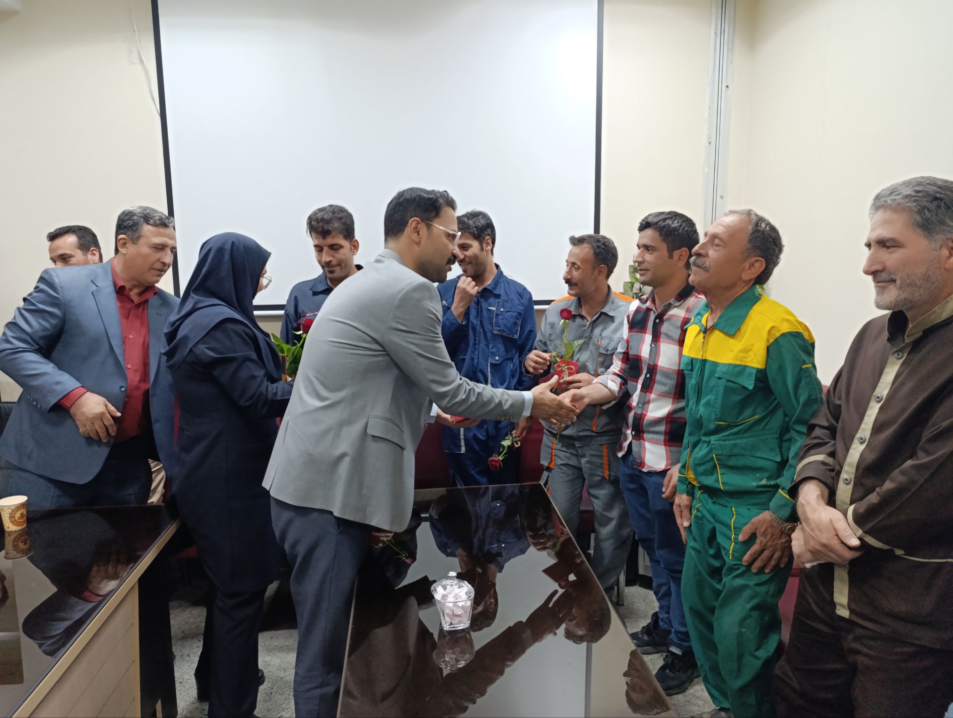 دکتر کاظمی سرپرست ریاست بیمارستان امام حسین (ع) روز کارو کارگر را به کارگران زحمتکش شاغا در بیمارستان تبریک و از زحمات شبانه روزی این پرسنل زحمتکش تقدیر و تشکر بعمل آوردند.