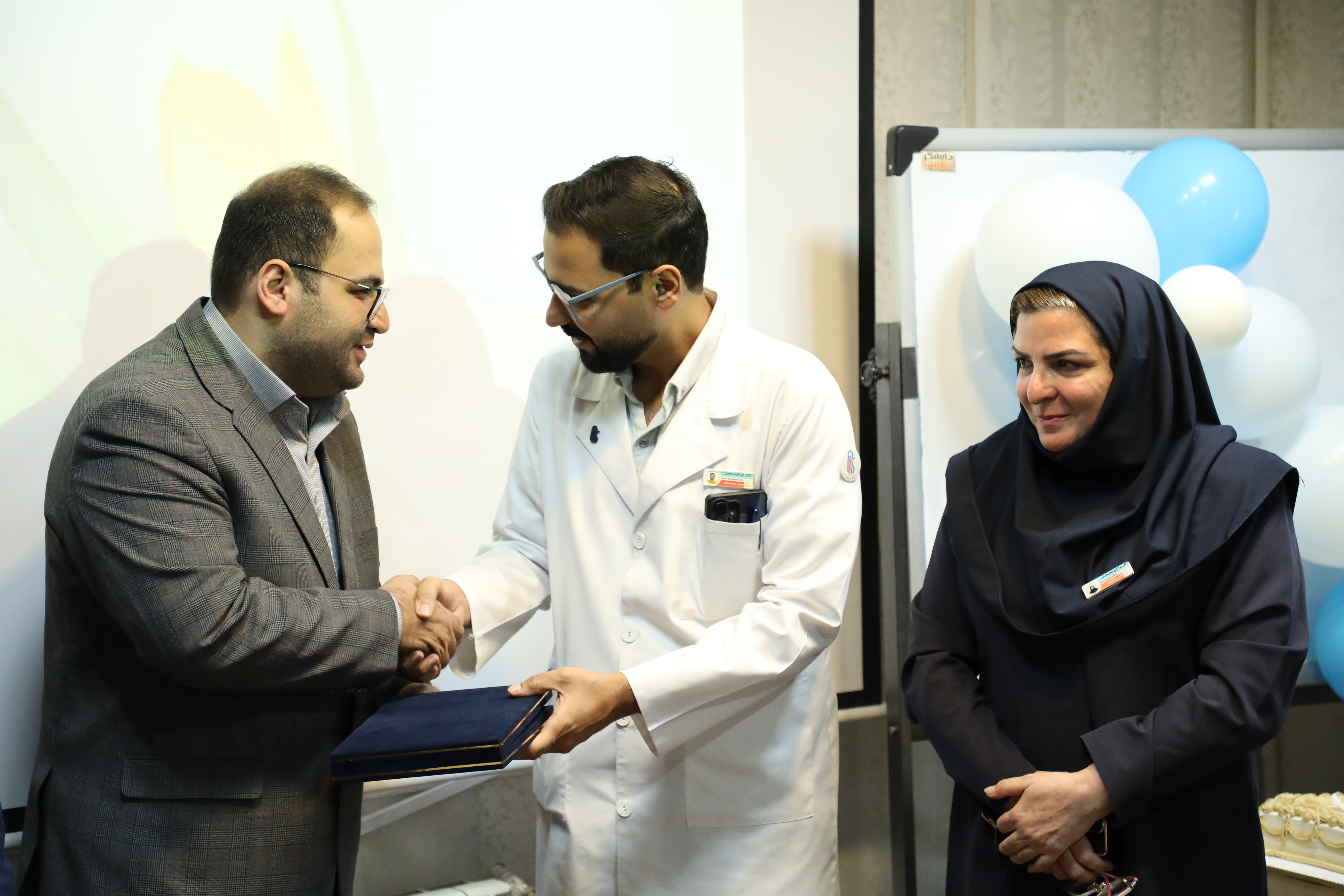 از قدردانی کارکنان تا تکریم مدیر بیمارستان؛ مراسم روز کارمند در امام حسین(ع) بهارستان برگزار شد